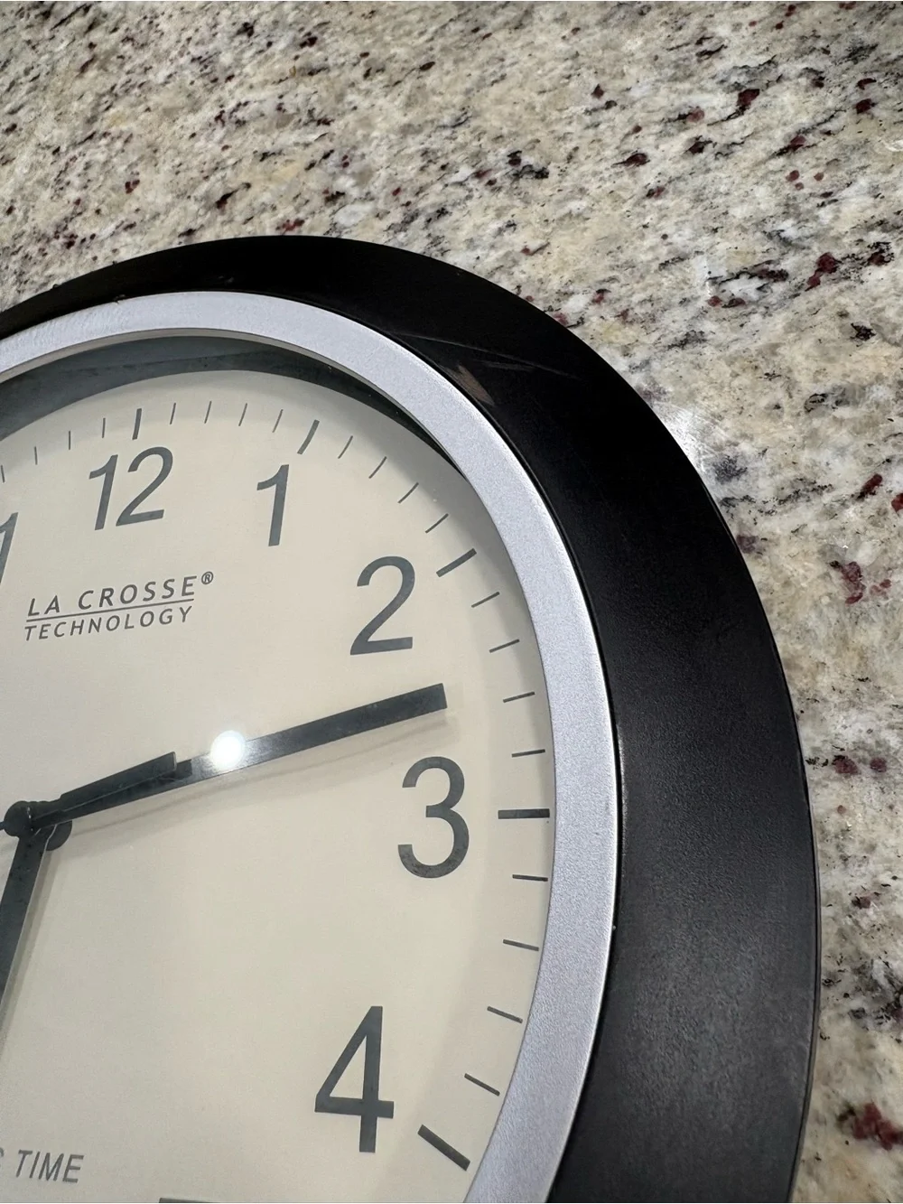 La Crosse Technology Atomic time wall clock WT-3129x1 Works but has marks/crack